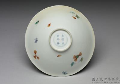 图片[3]-Bowl with lobed rim and wucai polychrome decoration of plum blossoms and butterflies, Ming dynasty, Chenghua reign (1495-1487)-China Archive